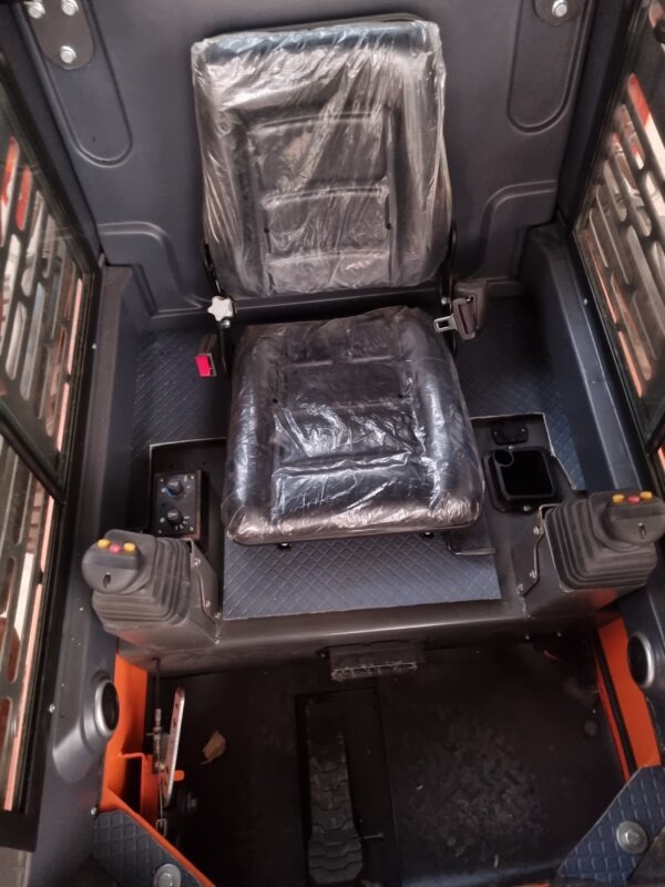 MINICARGADOR SS75T DIVERMAQ  TURBO 75HP + JOYSTICK PILOTO + CABINA A/C - Imagen 5